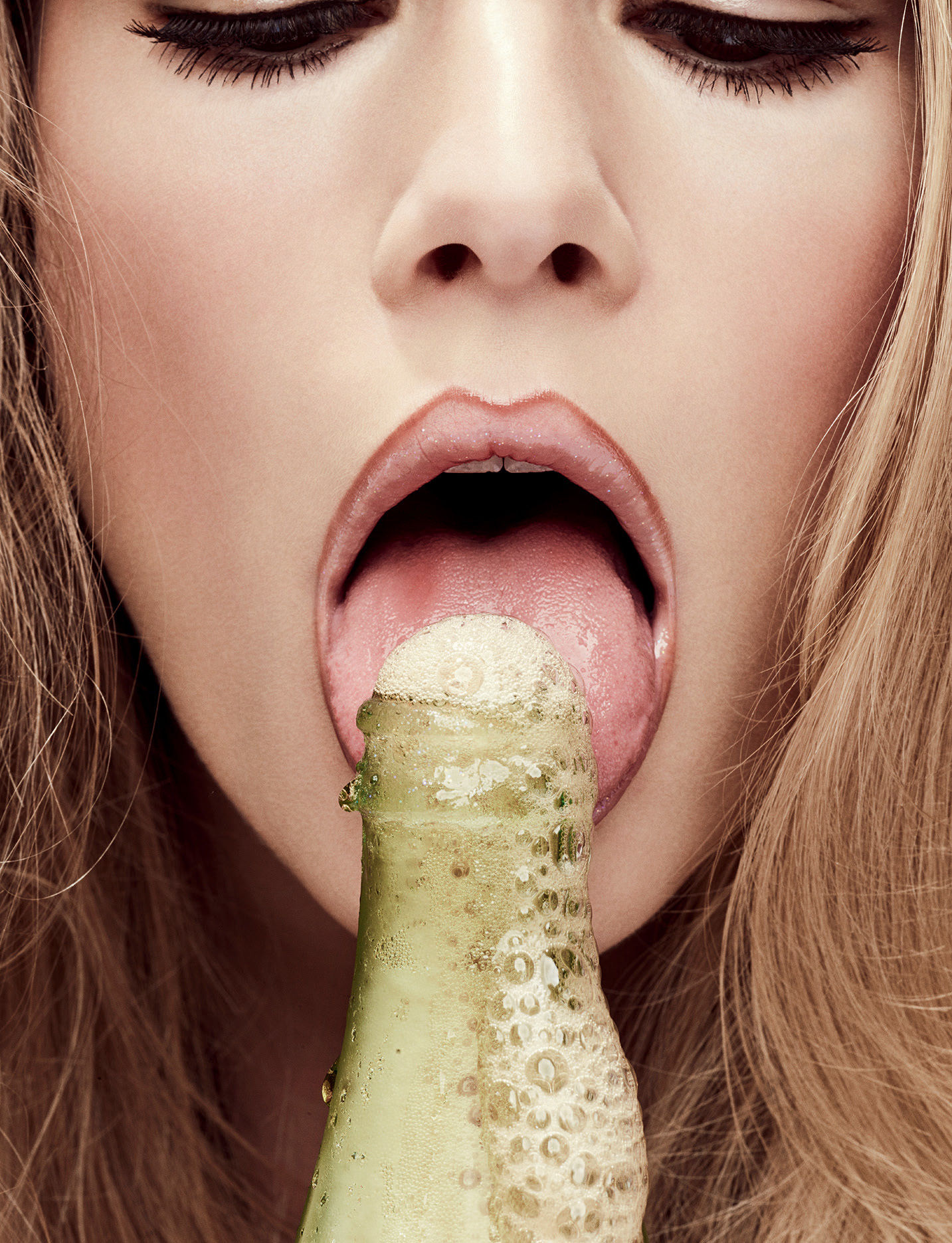 1433x1871, 560 Kb / язык, бутылка, пена, макияж, Anna Ewers, Phil-Poynter, Love Magazine