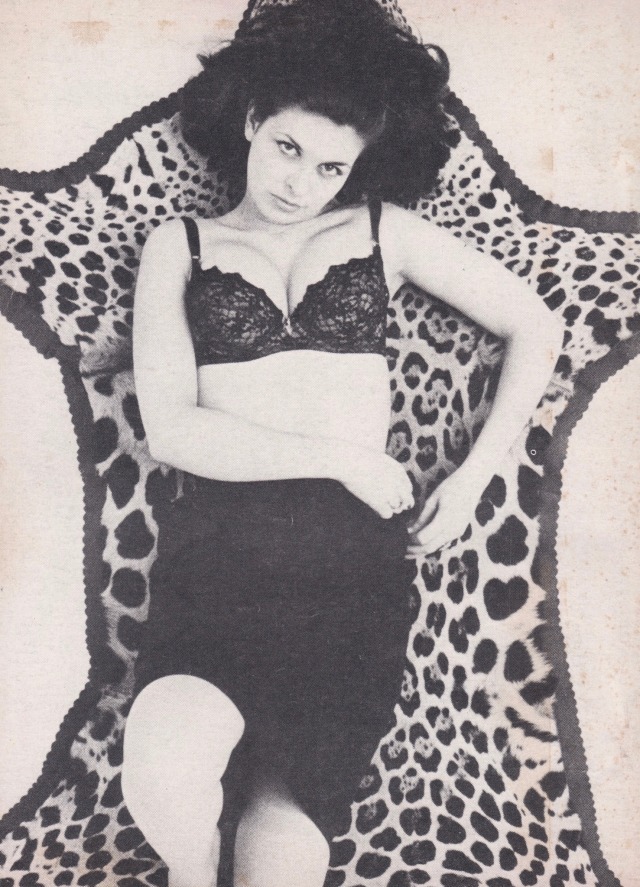 640x887, 186 Kb / девка, шкура, ч/б