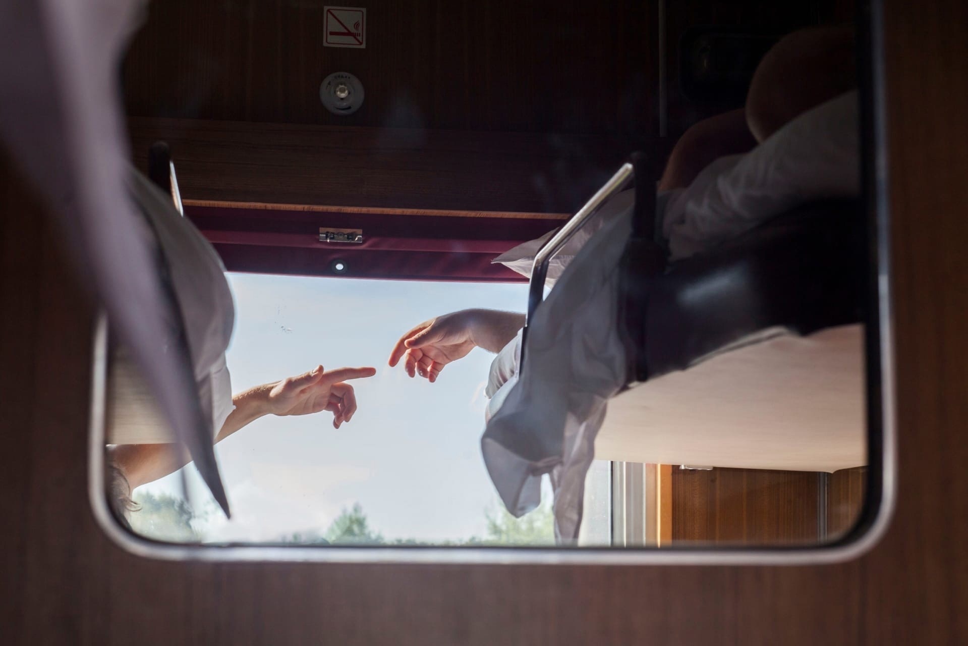 1919x1280, 239 Kb / поезд, вагон, руки, сотворение адама, окно, верхняя полка