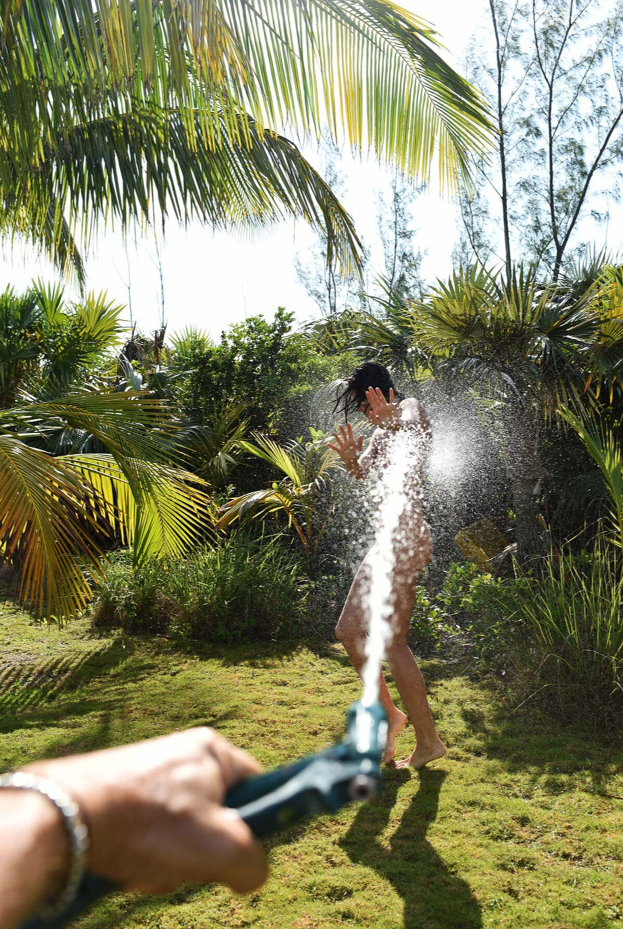 1227x1827, 621 Kb / Kayley France, пальмы, голая, шланг, струя, рука, браслет