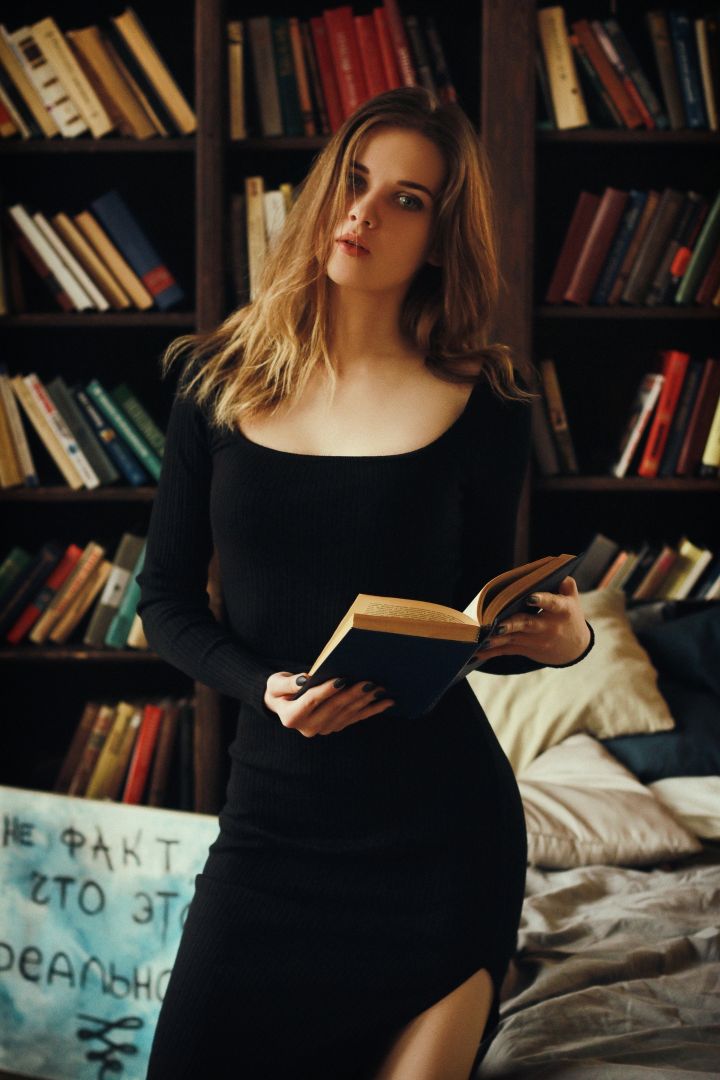 720x1080, 86 Kb / Книга, библиотека, полки, платье