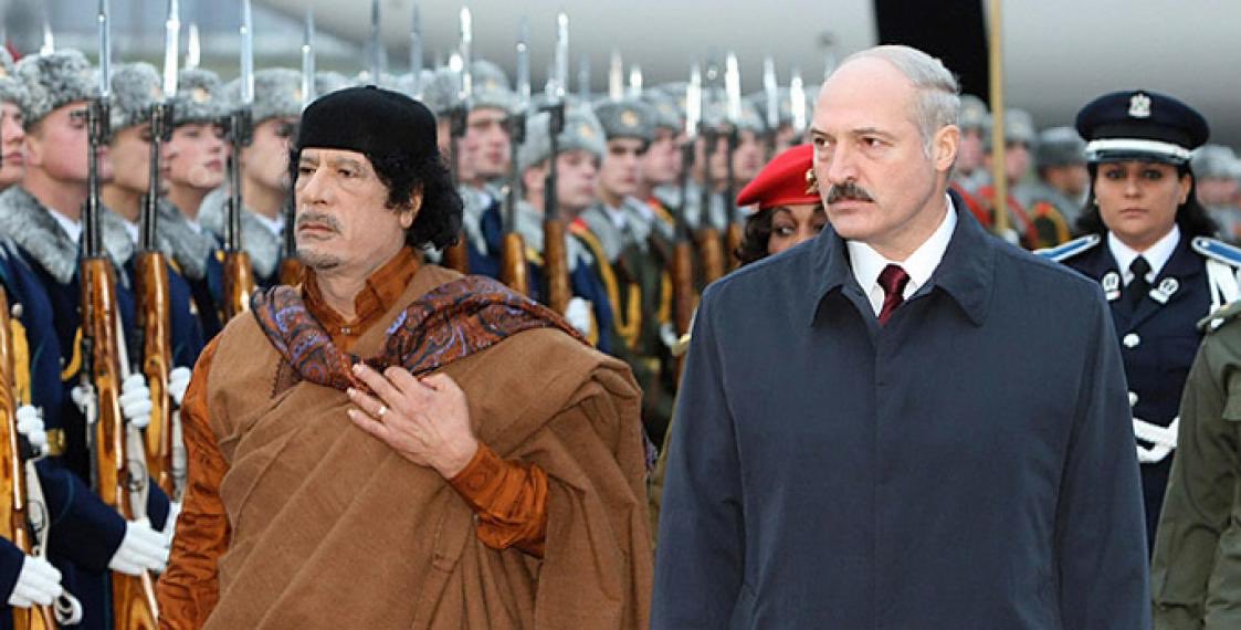 1123x570, 102 Kb / политота, каддафи, лукашенко, смотр, строй