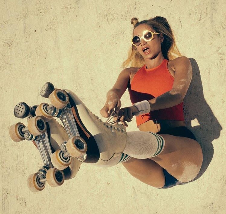 748x706, 117 Kb / ролики, очки, солнце, гольфы, шнурки