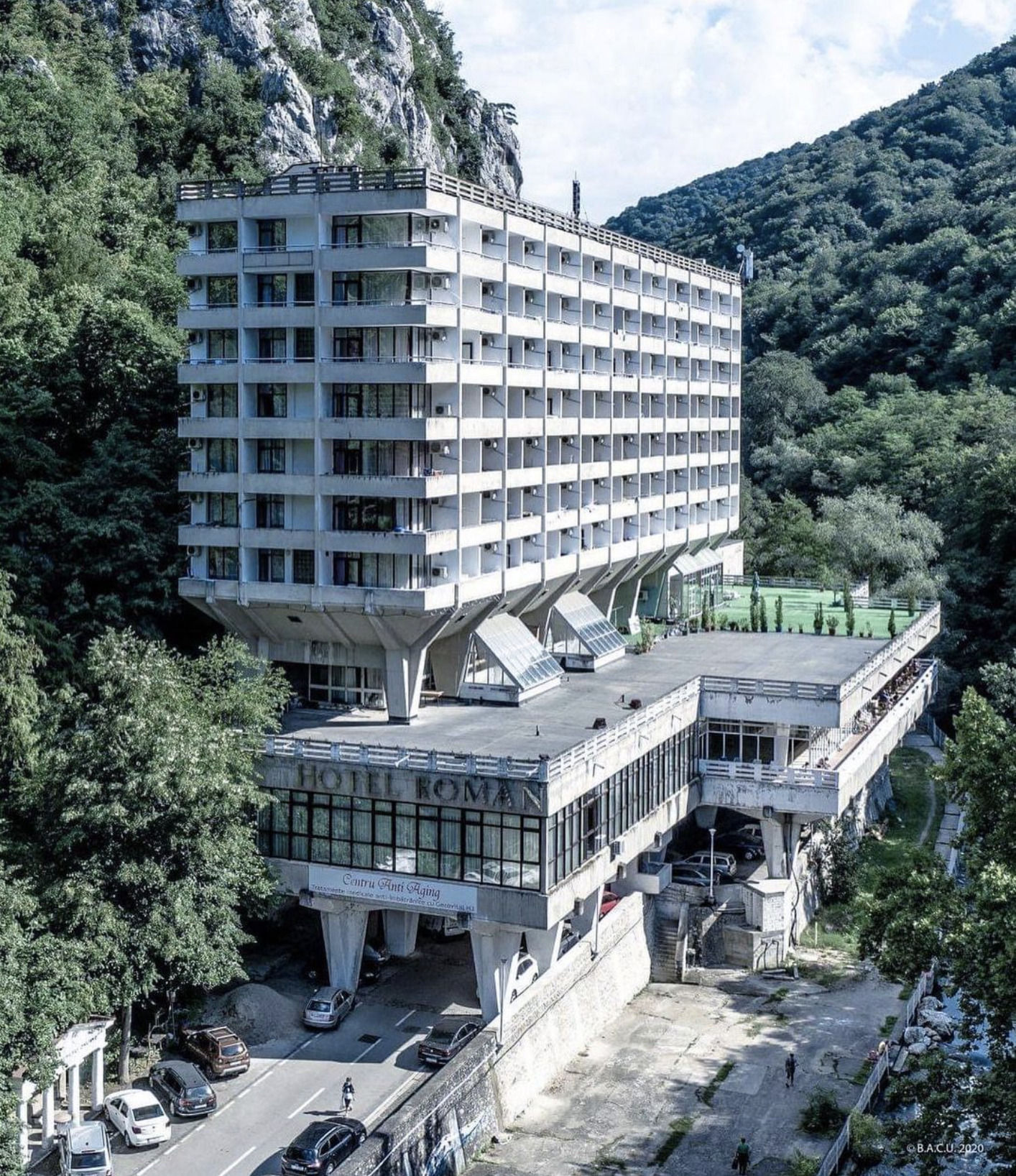 1414x1636, 559 Kb / Румыния, отель, гостиница, горы, лес