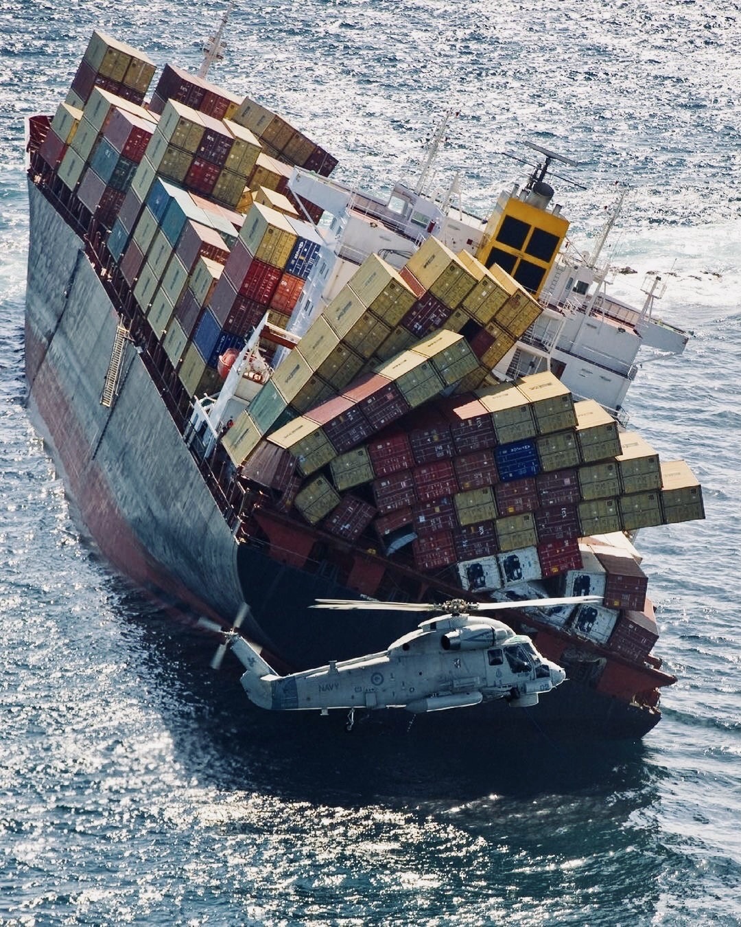 1080x1350, 542 Kb / Контейнеровоз, Rena, риф, мель, Новая Зеландия, шторм, кораблекрушение, вертолет