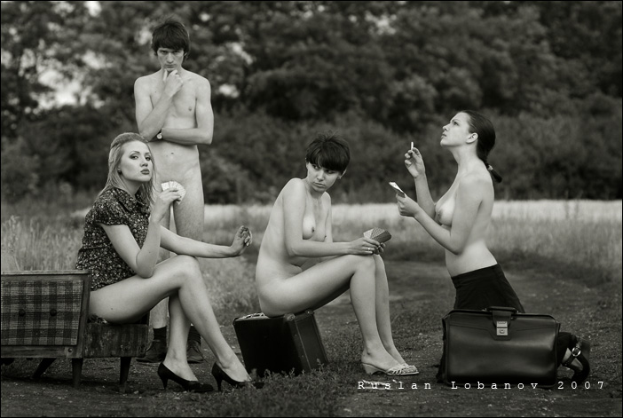 702x471, 130 Kb / женщины, мужчина, карты, игра, сигарета, часы, чемоданы, кресло, ч/б, трава, деревья