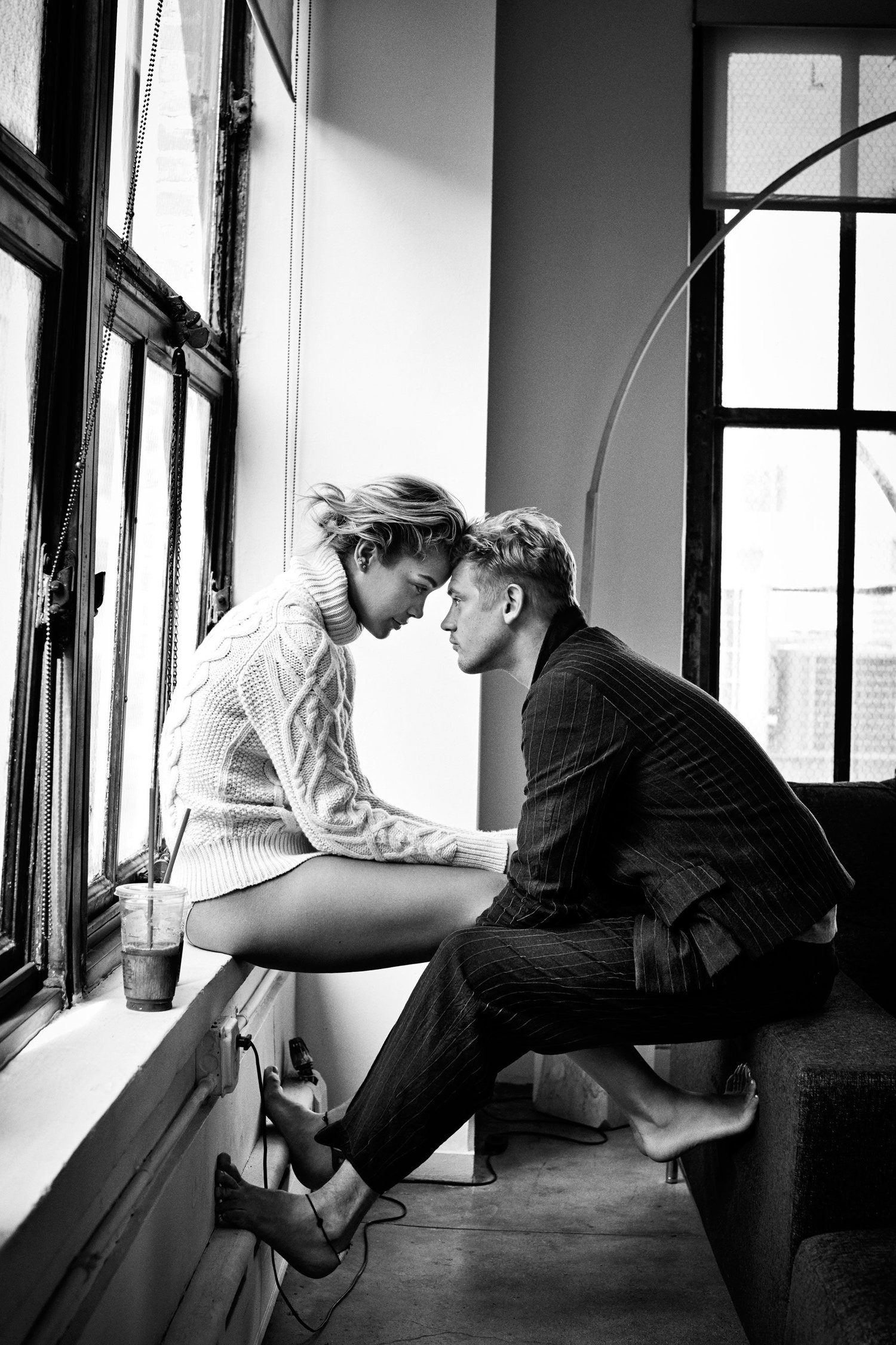 1500x2250, 620 Kb / девушка, стакан, окно, коктейль, розетка, ч/б, кофта, пара