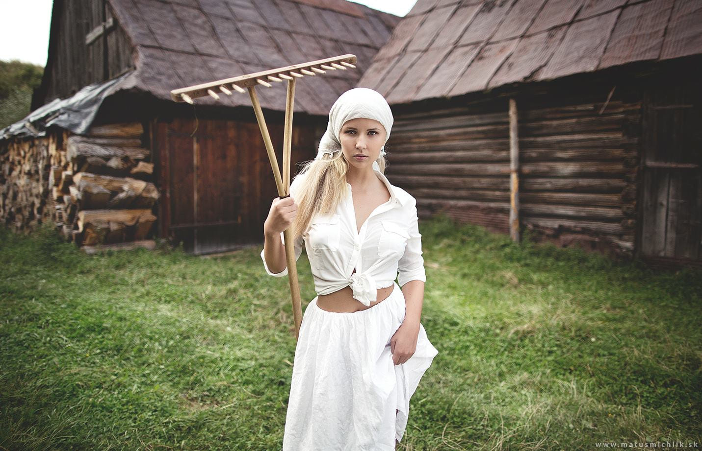 1431x921, 226 Kb / девушка, грабли, трава, дрова, блондинка