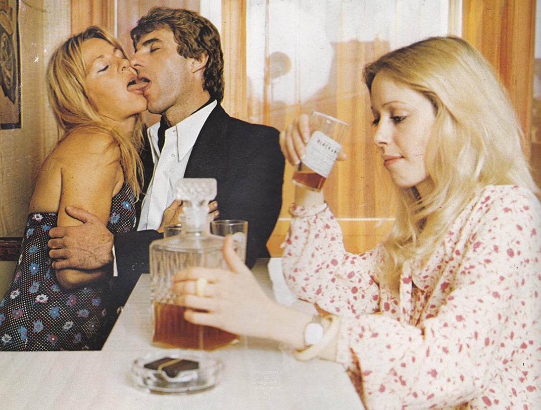 1071x811, 219 Kb / поцелуй, алкоголь, бутылка, три, стакан, язык