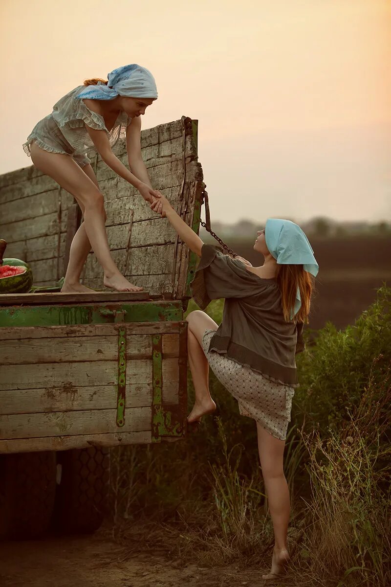 800x1200, 149 Kb / арбуз, косынка, автомобиль, грузовик, борт, доски, поле, марта громова, евгения