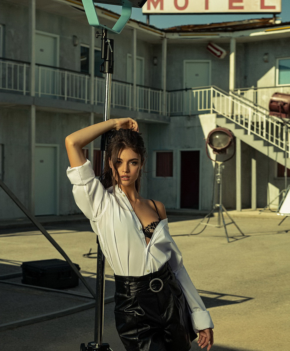 1009x1219, 366 Kb / осветительное оборудование, мотель, Nicol Nikolova, штатив, софит