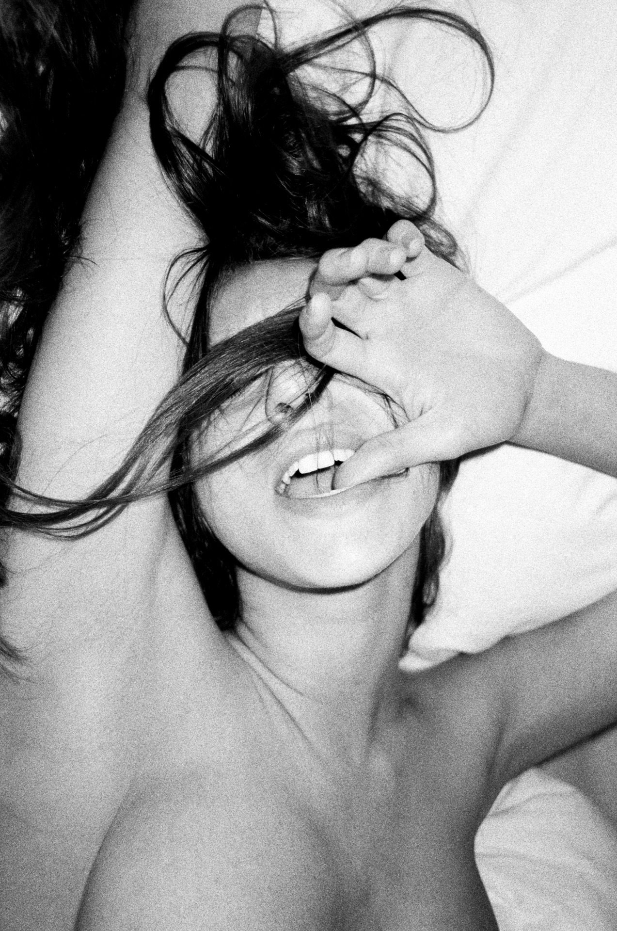 1273x1920, 583 Kb / ч/б, палец, рот