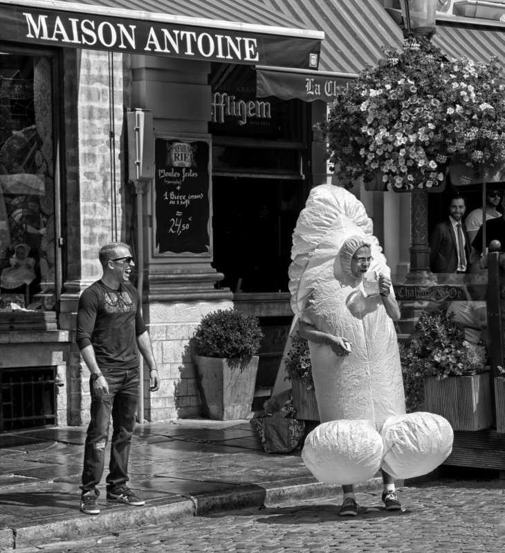 730x798, 148 Kb / костюм, смех, ч/б