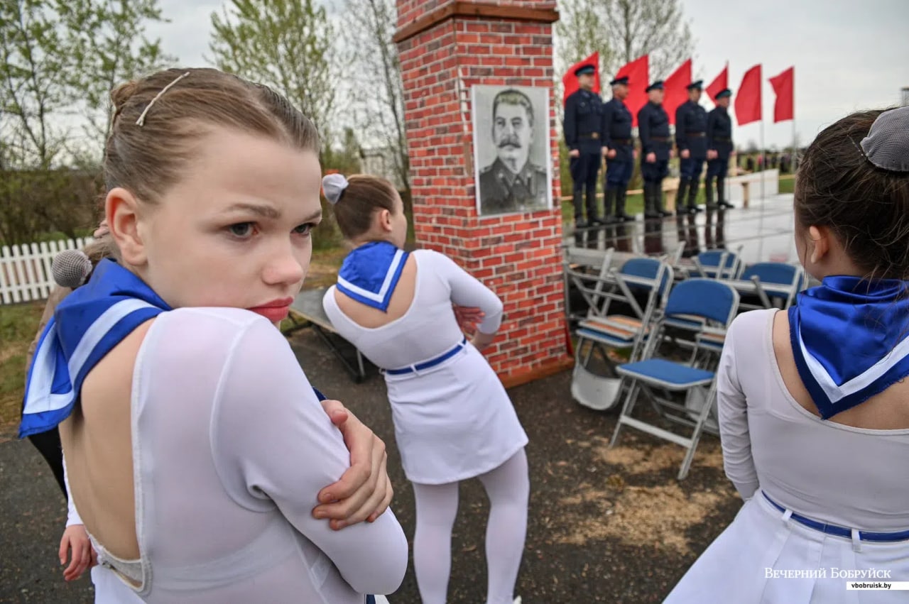 1280x851, 181 Kb / сталин, парад, девушки