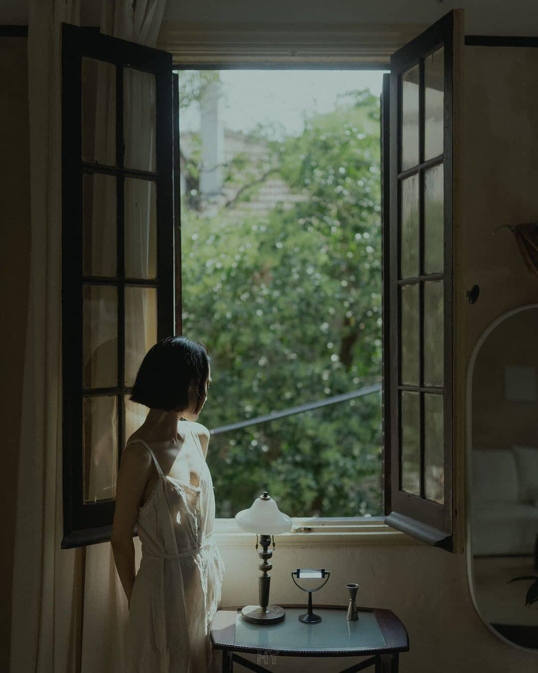 1080x1350, 83 Kb / Брюнетка, каре, сарафан, окно, стол, лампа, зеркало, диван,Harry Chiu