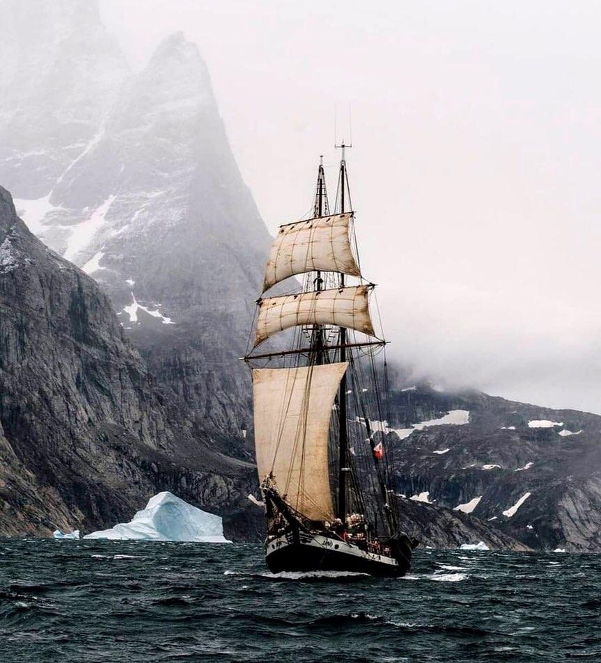 863x953, 254 Kb / Гренландия, море, горы, скалы, парусник, корабль, лёд, снег, волны