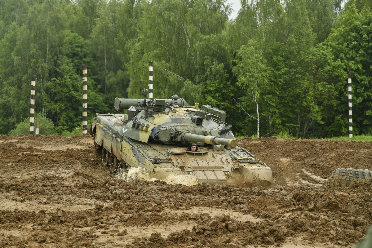 1200x800, 592 Kb / Танк, грязь, глина, т-80