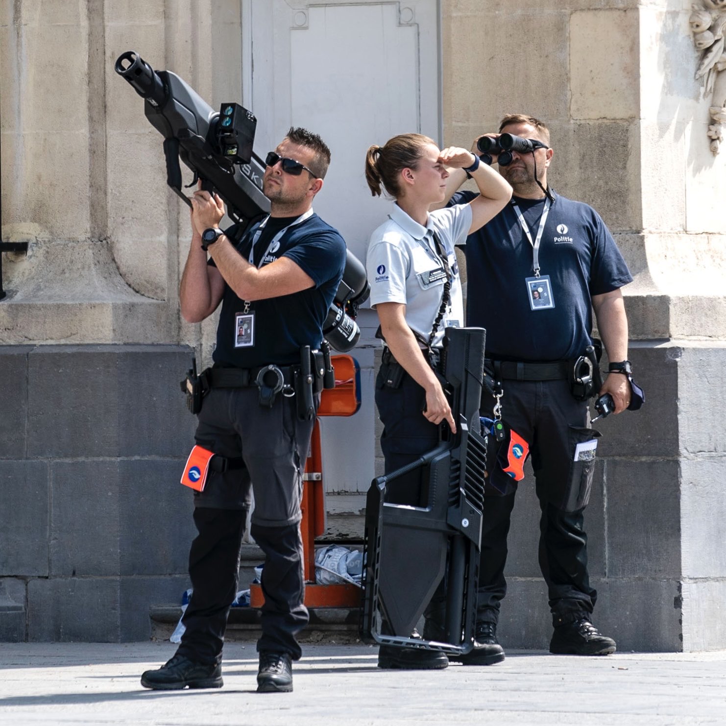 1482x1482, 295 Kb / Брюссель, дрон, охрана, бинокль, очки