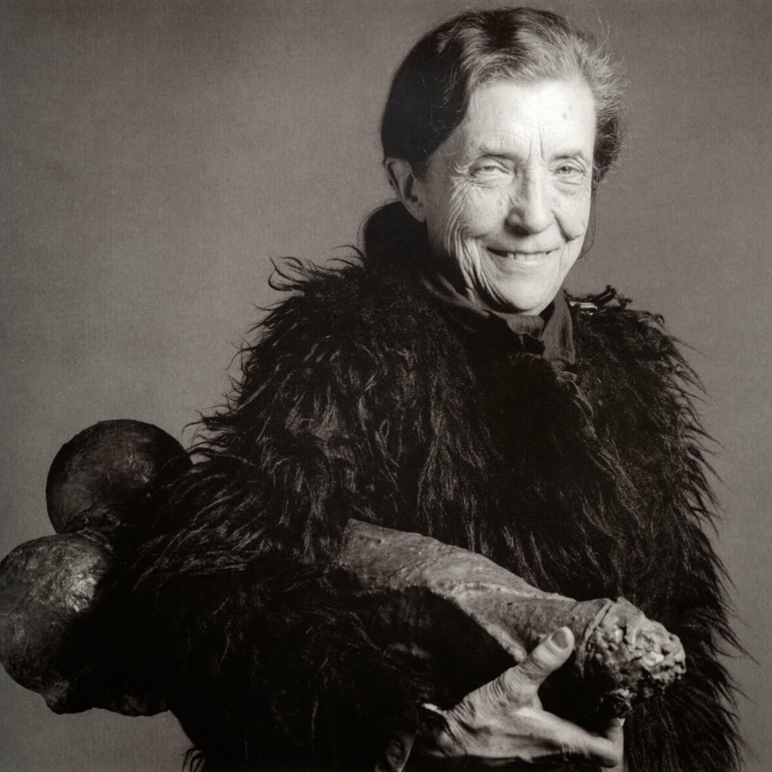 1575x1575, 257 Kb / дама, хуй, ч/б, взгляд, Louise Bourgeois