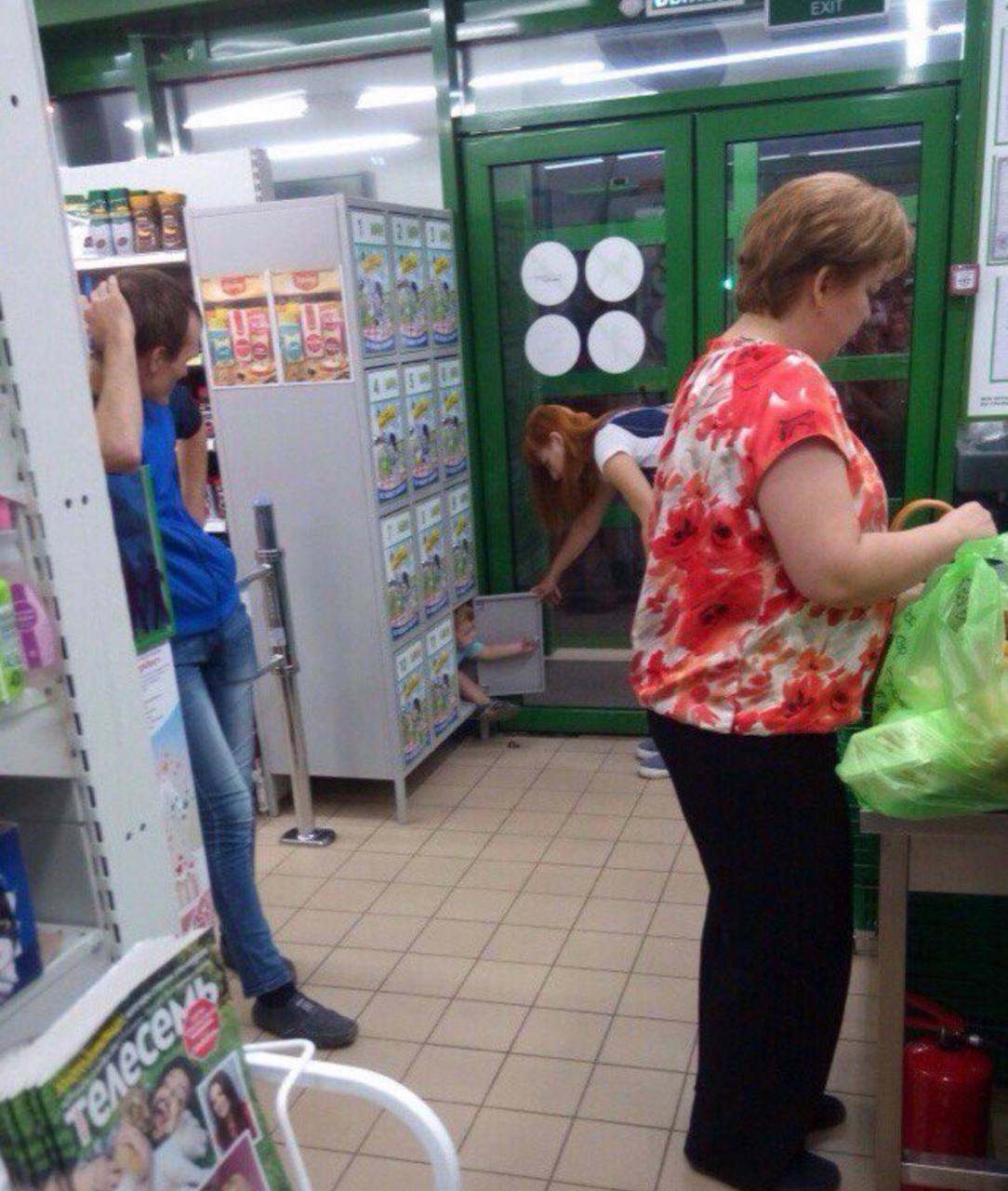 1084x1280, 161 Kb / Магазин, ячейка, камера, ребенок