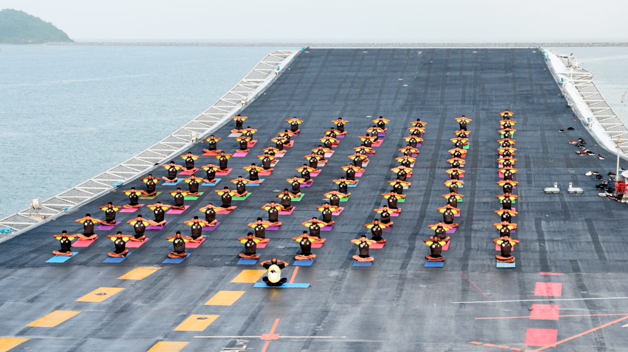 1280x718, 136 Kb / Йога, авианосец, Индия