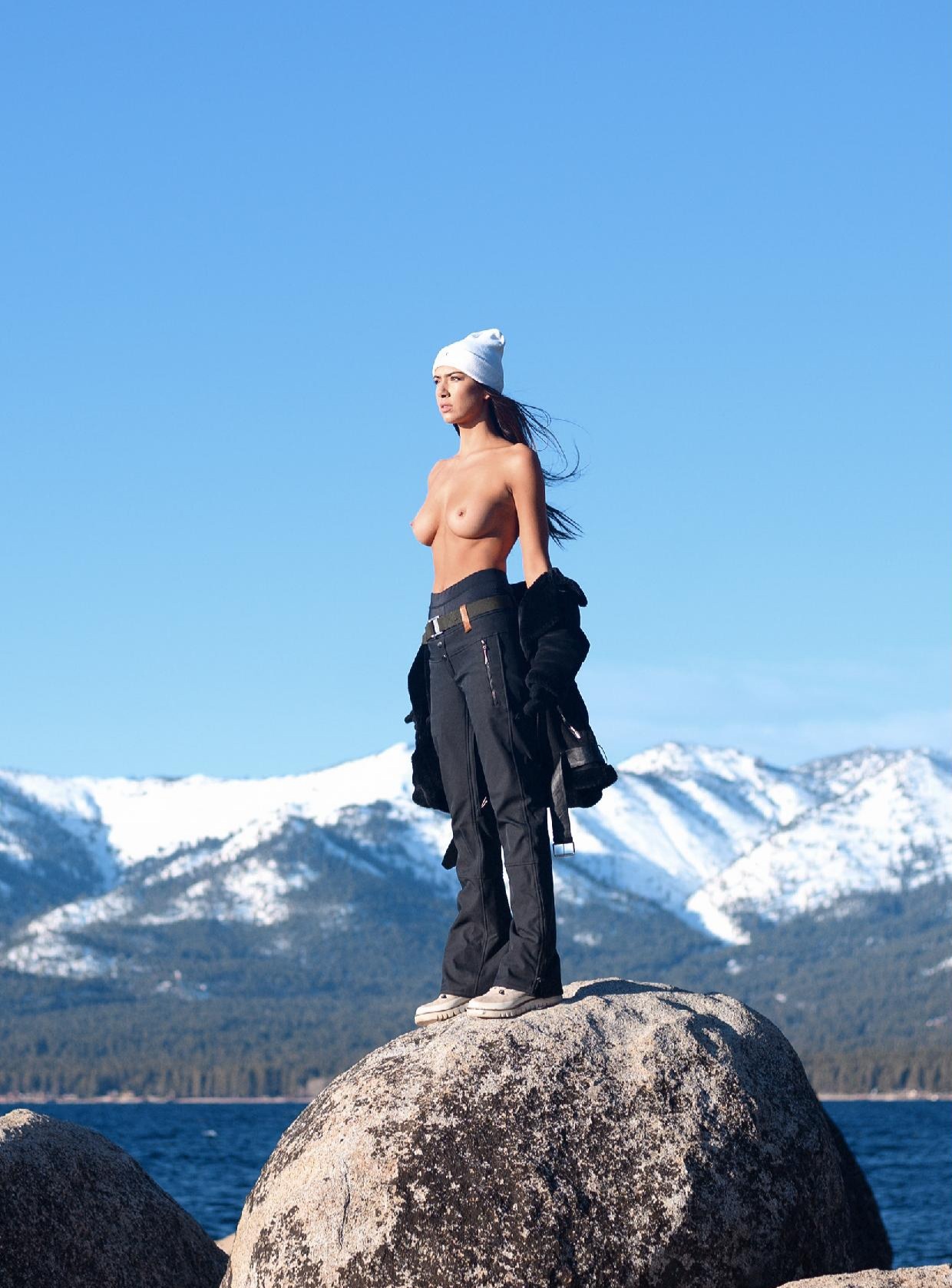 1240x1677, 292 Kb / топлесс, камень, горы, снег, шапка, озеро, река, лес, ветер, куртка, Alexis Rupp