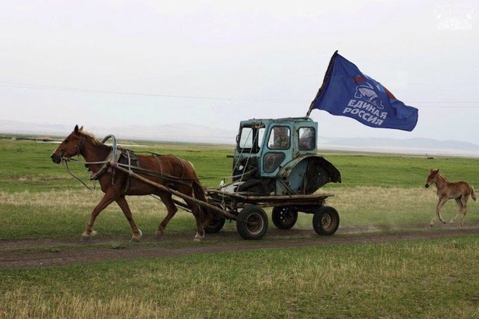 680x453, 65 Kb / единая россия, трактор, телега, лошадь, жеребенок, флаг