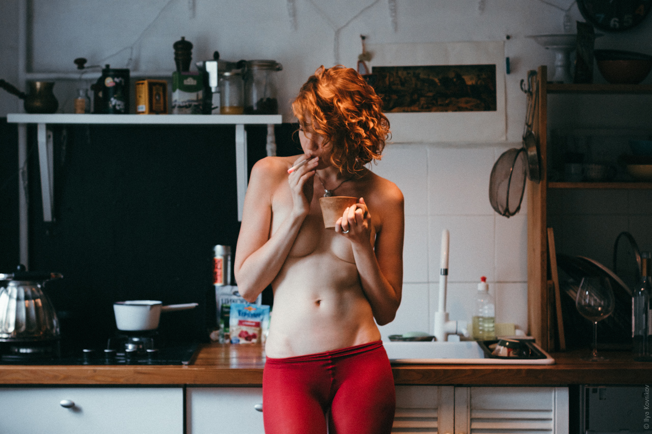 1280x853, 556 Kb / кухня, красный, сигарета, рыжая