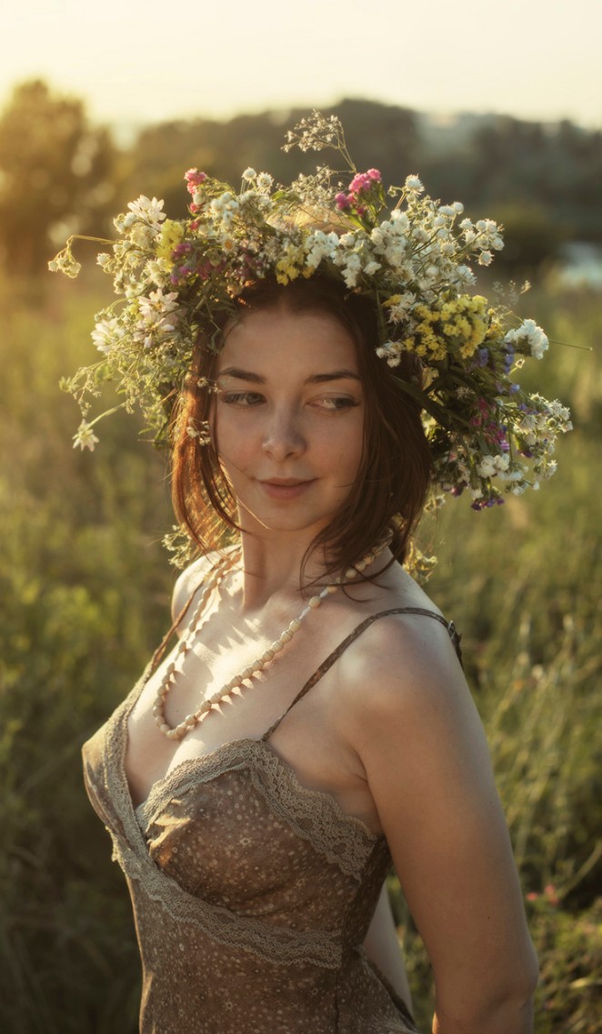 662x1137, 150 Kb / Венок, трава, бусы, David Dubnitskiy, Давид Дубницкий, Ирина Сивалная