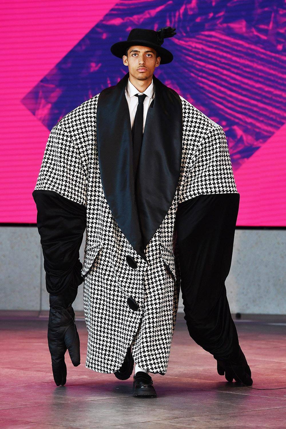 1000x1500, 237 Kb / Мода, подиум, руки