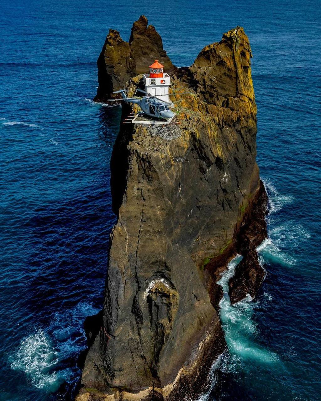 1024x1280, 246 Kb / Море, маяк, вертолёт