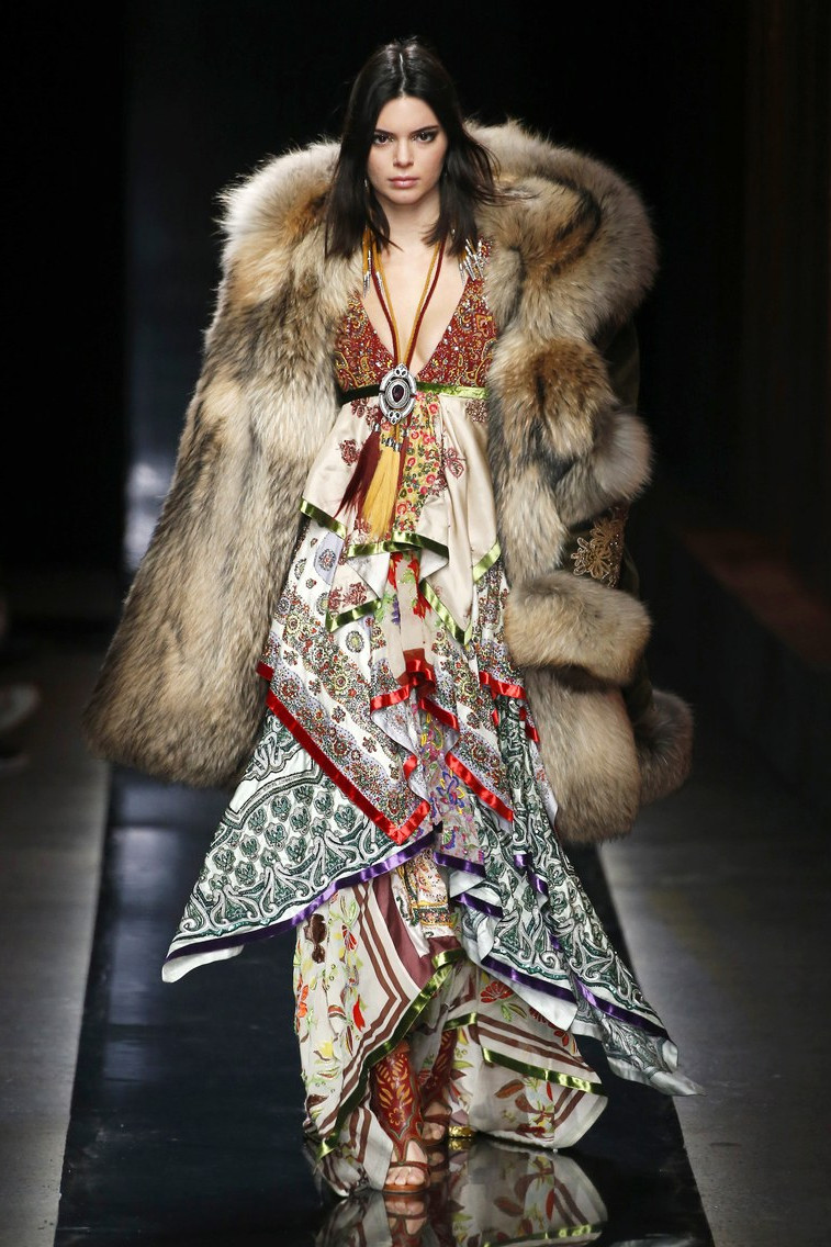 757x1136, 243 Kb / Шуба, мех, платье, каблуки, kendall jenner, медальон