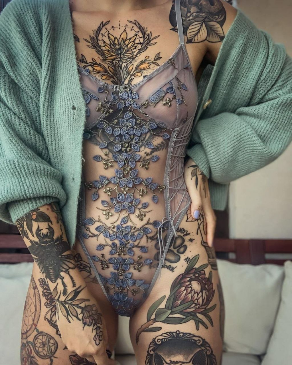 1024x1280, 261 Kb / тату, боди, цветы, кофта, свитер, вязанное, без головы, прозрачное