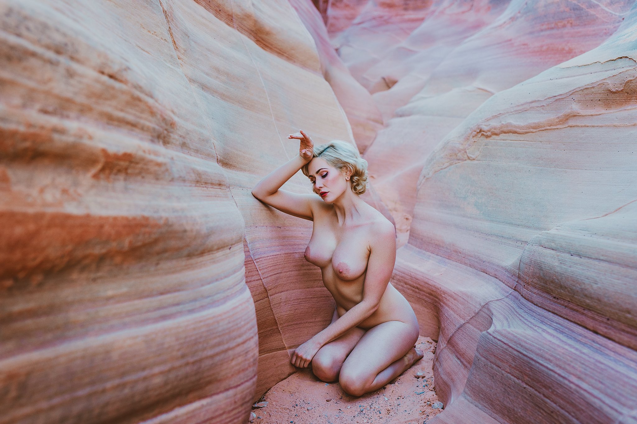 2048x1364, 358 Kb / сиськи, голая, камни, Carrie Wilds, блондинка