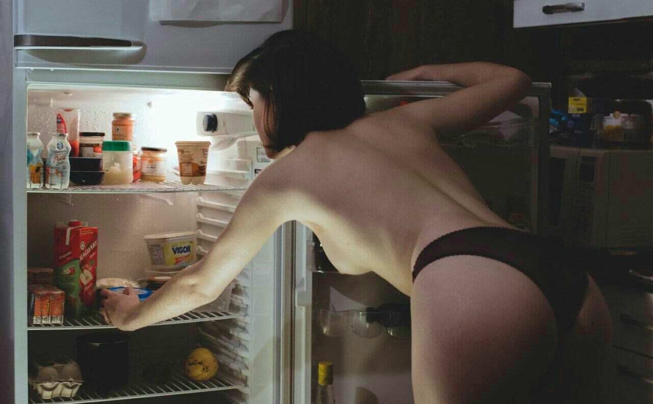 1280x792, 108 Kb / Холодильник, брюнетка, топлесс