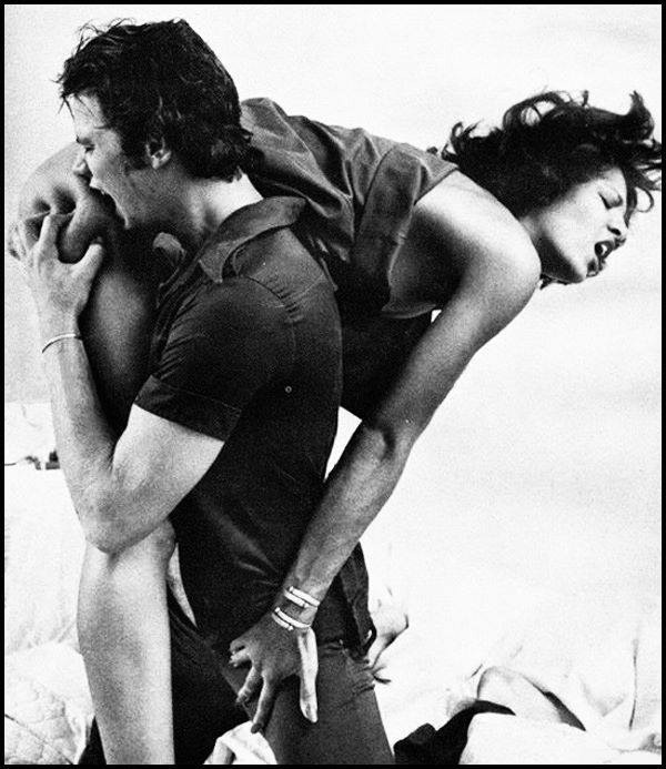 600x693, 88 Kb / ч/б, пара, укус