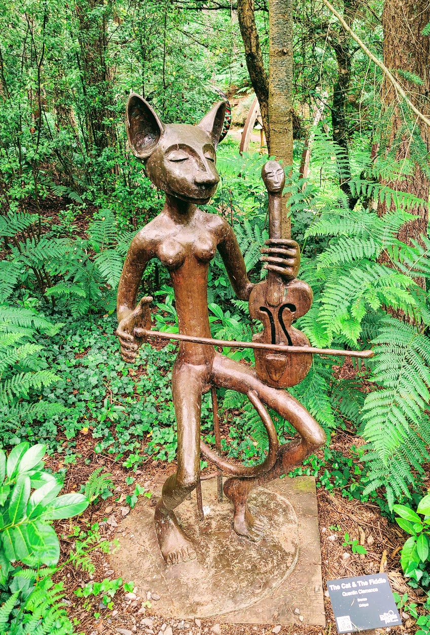 848x1251, 639 Kb / кошка, скульптура, скрипка, farnham sculpture park