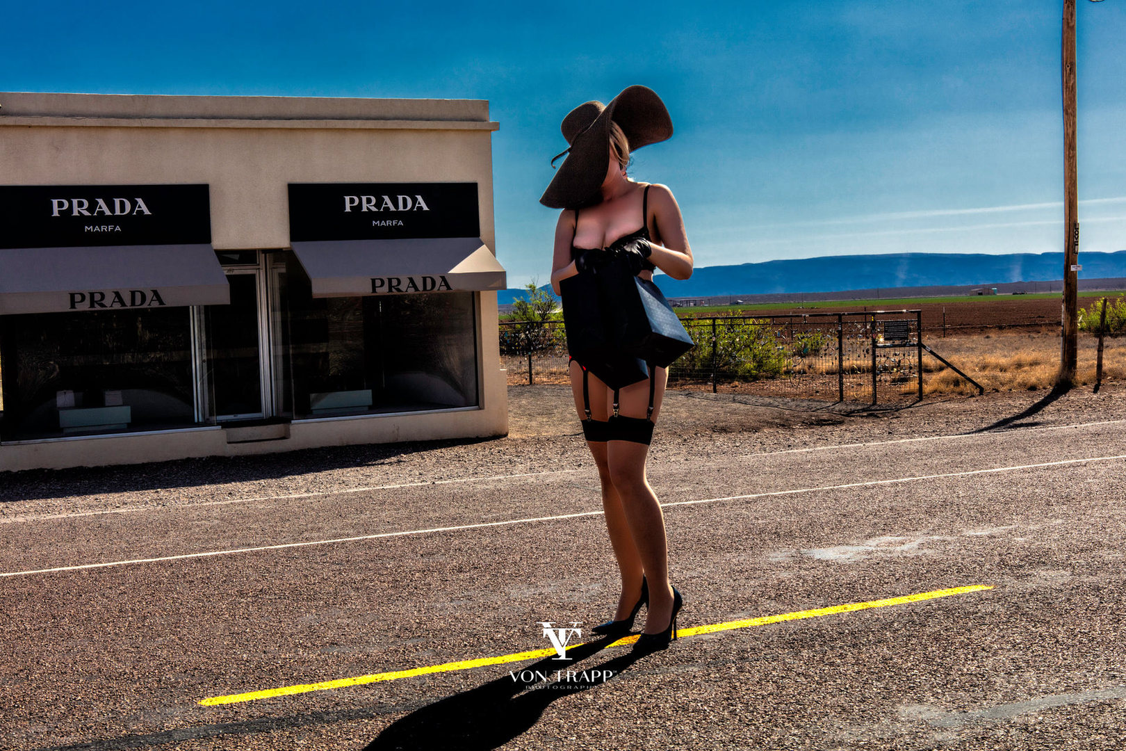 1620x1080, 583 Kb / шляпа, чулки, prada, marfa, von trap, дорога, Ms. Jayda