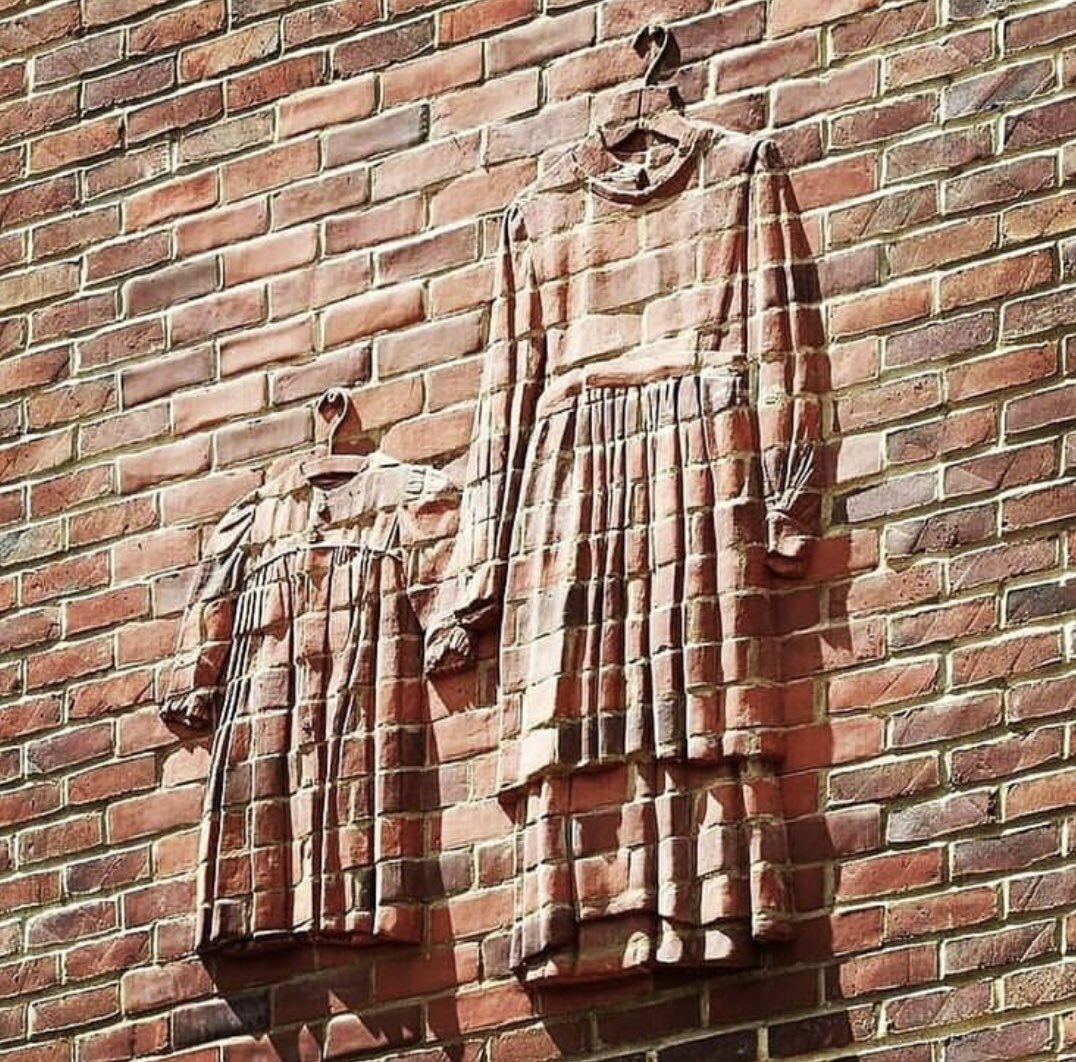 1076x1062, 313 Kb / стена, кирпичи, платья, вешалки