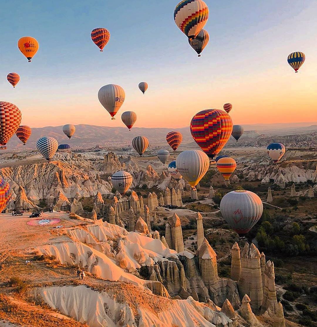 1080x1117, 241 Kb / долина, горы, пески, камни, воздушные шары, аэростаты, небо