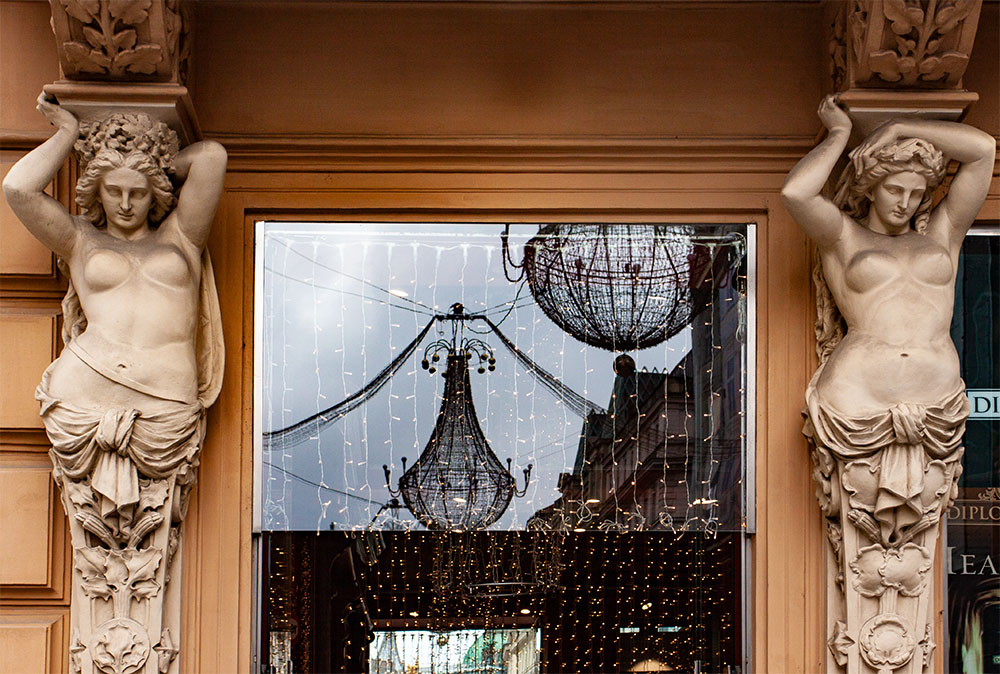 1000x674, 210 Kb / скульптуры, женщины, окно, отражение, гирлянда