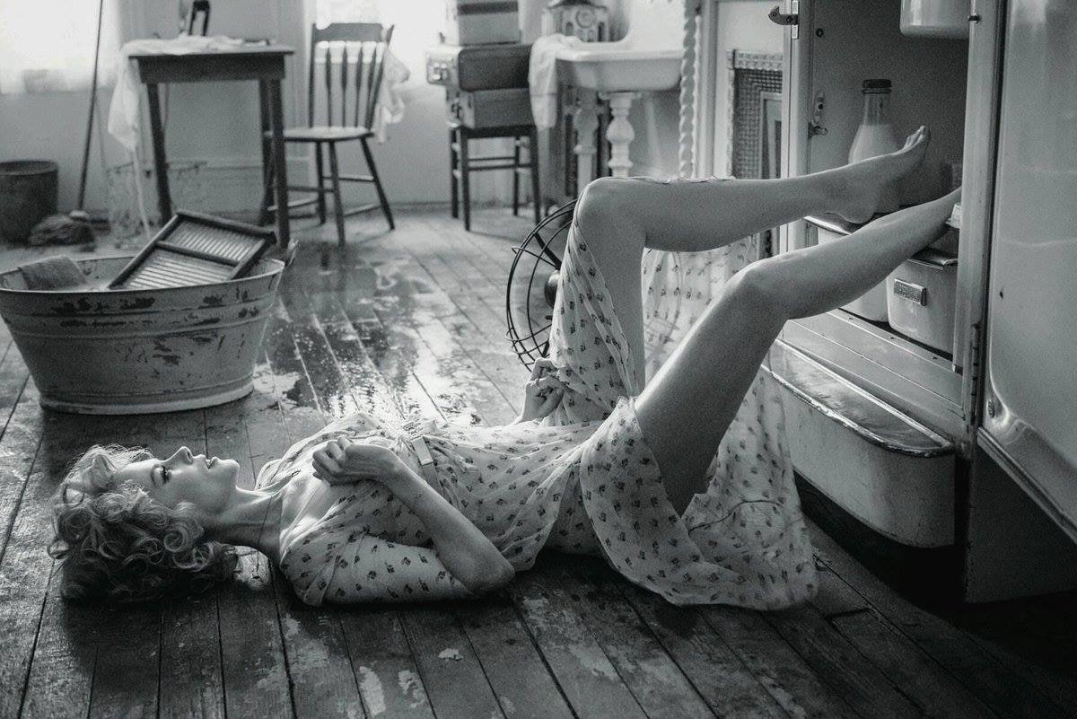 1200x801, 171 Kb / женщина, холодильник, бутылка, стиральная доска, таз, чемоданы, стулья, стол, платье, ч/б, Nicole Kidman, Николь Кидман