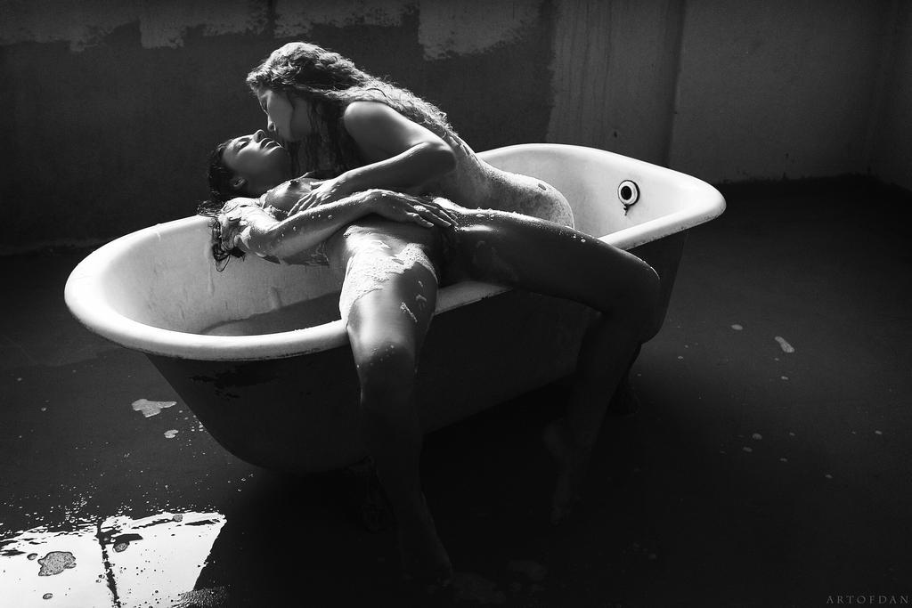 1024x683, 58 Kb / голые, ванна, вода, ч/б, пена