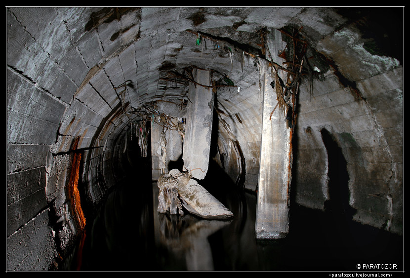 830x563, 182 Kb / река, сваи, тоннель, канализация