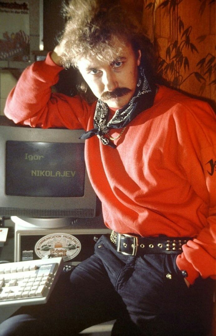 693x1080, 117 Kb / игорь николаев, монитор, клавиатура, ремень, усы