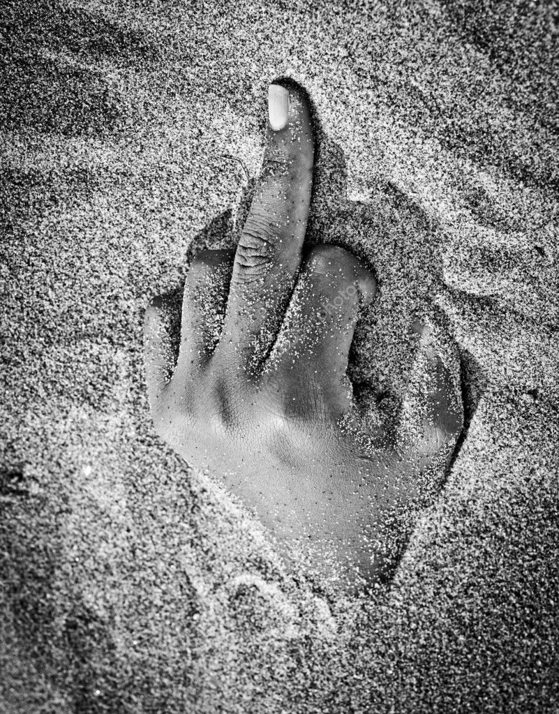 801x1023, 289 Kb / рука, пальцы, песок, ч/б, фак