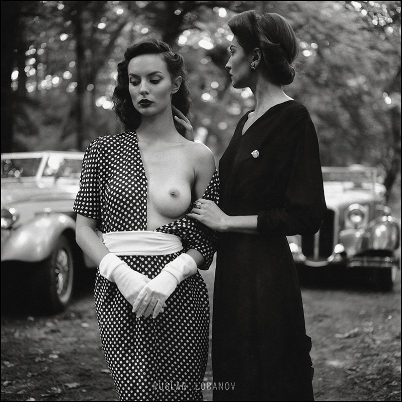 804x804, 150 Kb / ретромобиль, девушки, ч/б, сиська, перчатки, лобанов, горошек