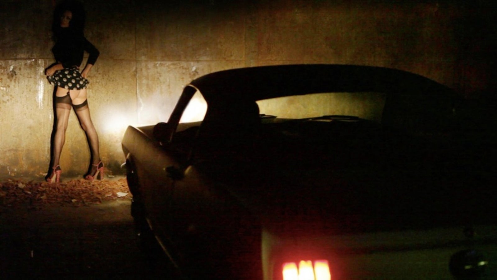 1600x901, 102 Kb / мини, чулки, купе, стена, горошек, свет