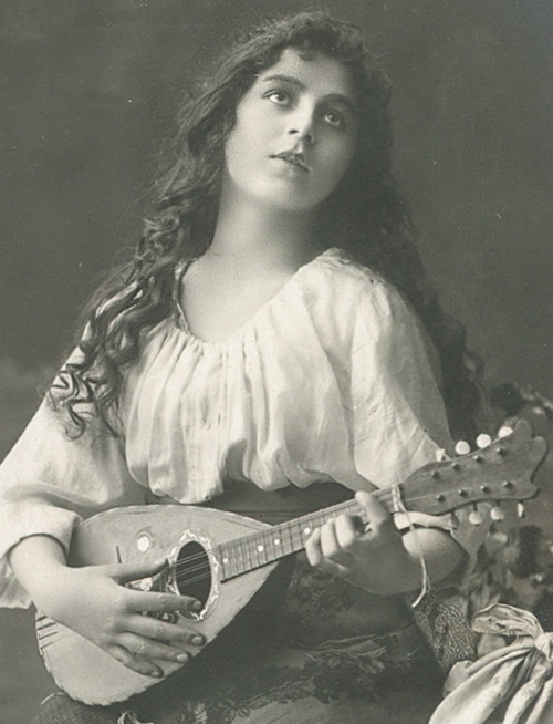 500x654, 107 Kb / женщина, цыганка, мандолина, ч/б