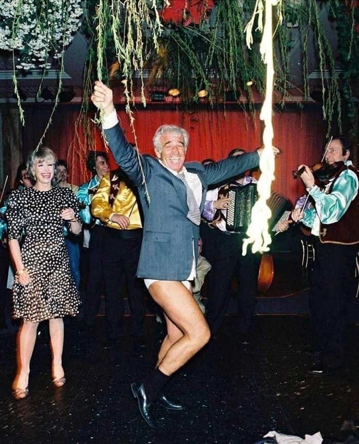 699x866, 208 Kb / Жан–Поль Бельмондо, юбилей, скрипка, без штанов, пиджак, Франция